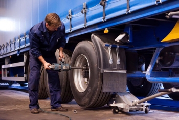 Что делать водителю грузового транспорта если лопнула шина на автотрассе?